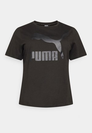 Czarna koszulka z krótkim rękawem z dużym ciemnoszarym logo Puma i tekstem wyśrodkowanym na przodzie na białym tle.