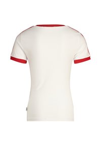 Camiseta blanca de manga corta, con ribete rojo en el cuello y las mangas, de textura suave y diseño ajustado. Sin logotipos ni patrones prominentes.