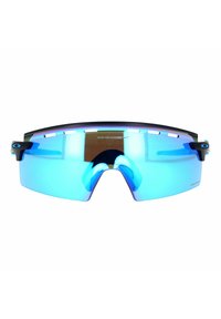 Occhiali da sole con ampio obiettivo curvo blu, montatura nera e fori di ventilazione sulla parte superiore. Marchio visibile sull'obiettivo e sul lato.