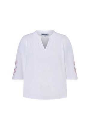 Weiße Bluse mit Dreiviertelärmeln, V-Ausschnitt und dezentem rosafarbenem Blumenstick auf den Ärmeln.