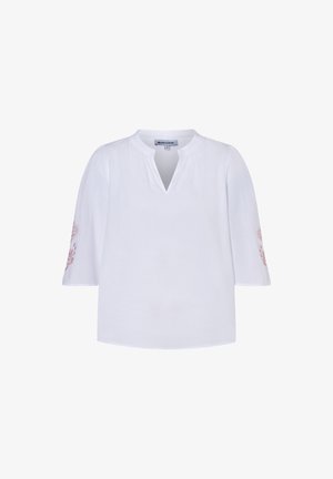 Weiße Bluse mit Dreiviertelärmeln, V-Ausschnitt und dezentem rosafarbenem Blumenstick auf den Ärmeln.