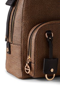 Zaino in pelle marrone con texture, dettagli neri, cerniere dorate e un'etichetta removibile. Design funzionale con diversi scomparti.