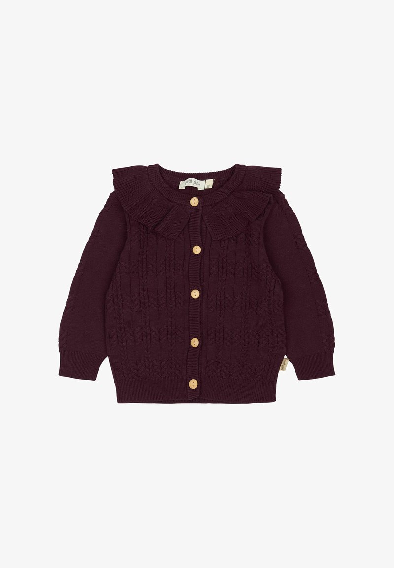 Bordeauxfarbener Strickcardigan mit Rundkragen, der ein Zopfmuster-Design und Holzknöpfe über die Vorderseite aufweist. Lange Ärmel und strukturierter Stoff.