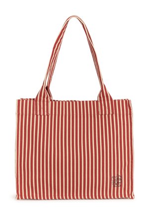 Czerwona i beżowa torba typu tote z pionowymi paskami, posiadająca dwa paski na ramię oraz małe czarne logo w prawym dolnym rogu na białym tle.