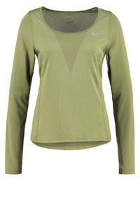 Olivgrünes, langärmliges Sportoberteil aus Netzmaterial mit einem Rundhalsausschnitt und einem dreieckigen Designdetail auf der Vorderseite. Nike-Logo auf der Brust.