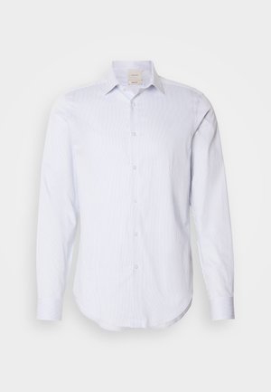 Camisa de manga longa azul clara e branca com riscas, com uma lista de botões completa, gola pontiaguda e barra arredondada. Material em algodão, textura suave.