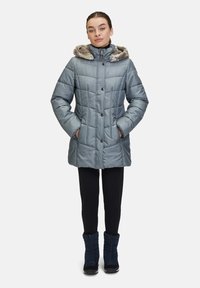 Veste matelassée en gris doux avec une capuche en fourrure, dotée d'une fermeture zippée, de poches latérales et d'un design matelassé pour plus de chaleur.