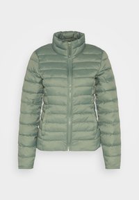 Jasnozielona kurtka puchowa z wysokim kołnierzem, zamkiem błyskawicznym z przodu oraz poziomym pikowaniem. Wykonana z gładkiego, lekkiego materiału.
