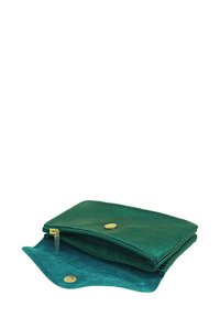 Portefeuille en cuir vert avec fermeture éclair, texture lisse, deux compartiments et un bouton pression décoratif doré à l'avant.