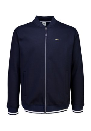 Marineblauer Zip-Hoodie mit geripptem Kragen, zwei Fronttaschen und weißen Streifenakzenten an den Bündchen und am Saum. Minimale Markenkennzeichnung.
