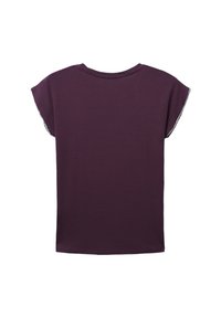 Jednolity, ciemnopurpurowy t-shirt z krótkim rękawem przedstawiony z tyłu, z okrągłym dekoltem i subtelnymi detalami szwów na końcach rękawów.