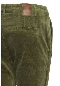 Pantaloni in velluto a coste verde con superficie testurizzata, dotati di una tasca posteriore e di un'etichetta in pelle marrone in vita.