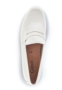 Weiße Lederlofer mit flachem Design, das ein dekoratives Band über dem Spann aufweist. Innenausstattung mit Perforationen und dem aufgedruckten Markennamen "Gabor."
