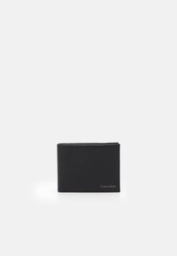 Portofel negru din piele cu un finisaj texturat, design pliabil în două, cu logo-ul embosat Calvin Klein pe față. Formă compactă și minimală.