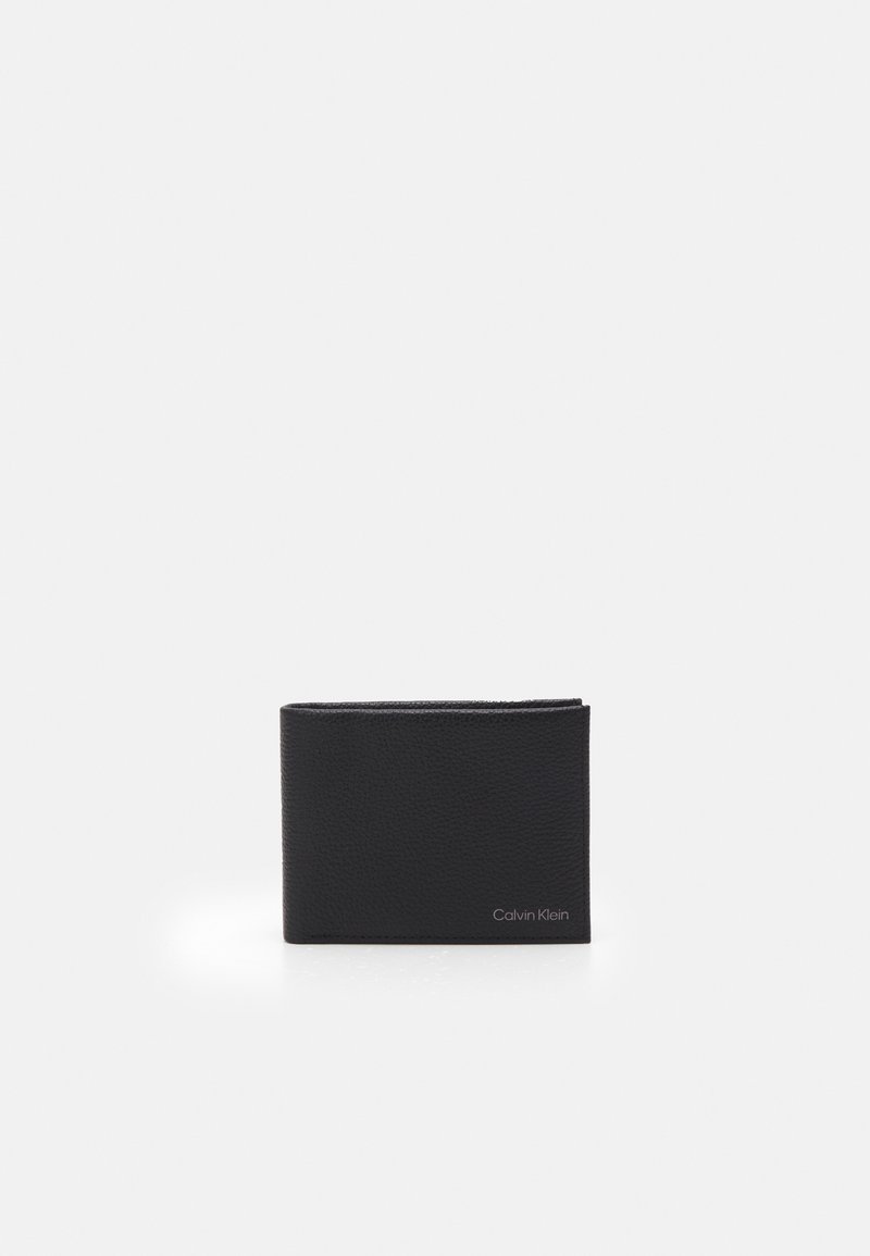 Portefeuille en cuir noir avec une finition texturée, design à deux volets, et logo Calvin Klein en relief sur le devant. Forme compacte et minimaliste.