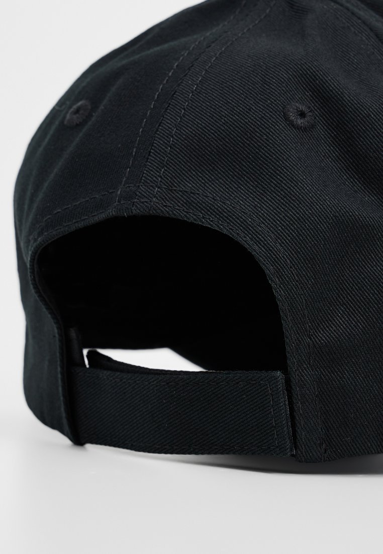 Schwarze Baseball-Kappe aus Baumwolltwill, mit gebogenem Schirm, verstellbarem Riemen hinten und gestickten Details.