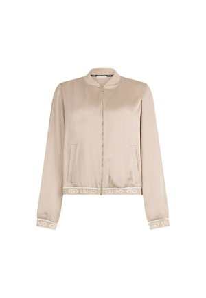 Giacca bomber beige in materiale satinato, con chiusura a zip, polsini e orlo a costine, caratterizzata da un nastro con logo e tasche laterali.