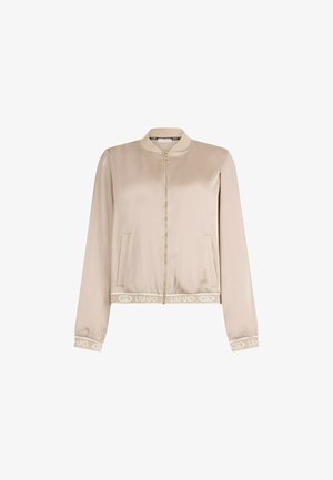 Giacca bomber beige in materiale satinato, con chiusura a zip, polsini e orlo a costine, caratterizzata da un nastro con logo e tasche laterali.