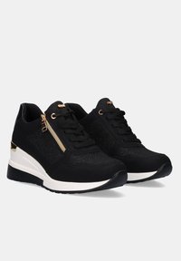 Zapatillas negras con parte superior texturizada, acento de cremallera dorada y suela en cuña blanca. Presentan cordones negros y detalles dorados en la parte superior.