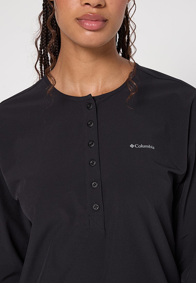 Schwarzes Langarmshirt mit rundem Halsausschnitt, Knopfleiste vorne und Columbia-Logo auf der linken Brust. Glatte Textur und lässiges Design.