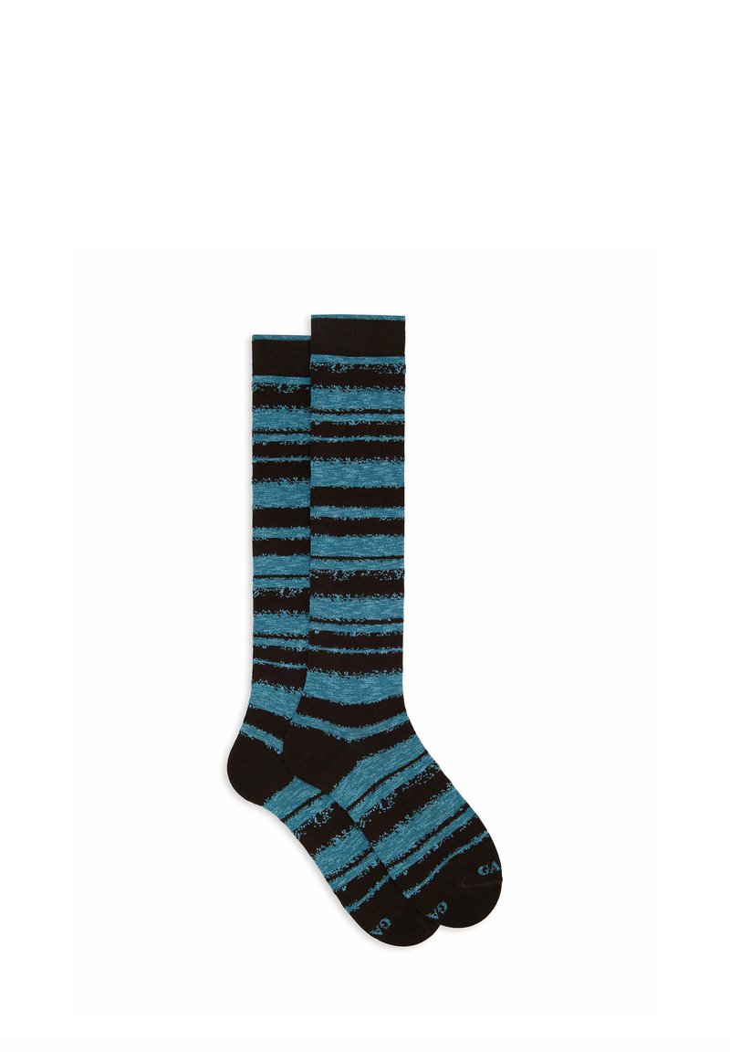 Schwarze Socken mit horizontalen Streifen in verschiedenen Blautönen und einem durchgängigen strukturierten Muster. Mittellanges Design.