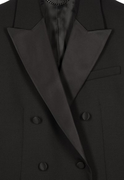 Blazer nero doppiopetto con collarini in satin, tessuto testurizzato e taschino sul petto. Presenta bottoni tondi e fodera liscia.