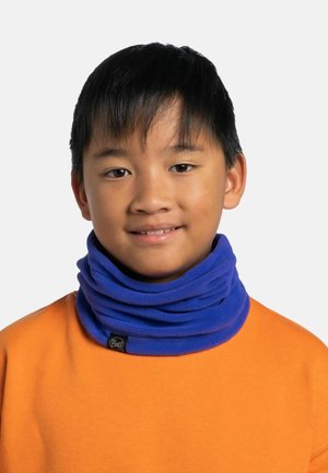 Calienta cuello de forro polar azul con textura suave, usado sobre una sudadera naranja. Presenta una etiqueta de logo negra en la zona del cuello.