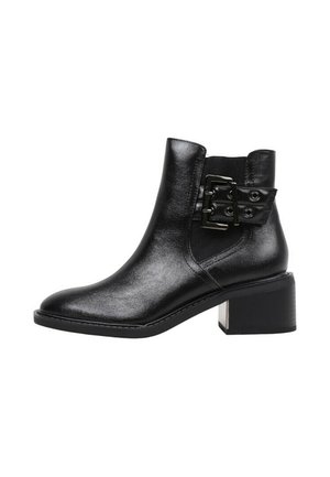 Botín negro de cuero con tacón bloque y hebilla decorativa de doble correa en el lado exterior.