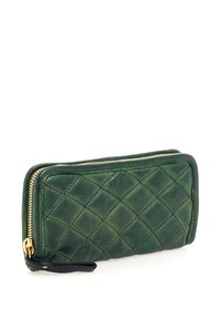 Portafoglio in pelle verde con motivo trapuntato, zip dorata e dettagli neri. Presenta una forma rettangolare e una superficie liscia.