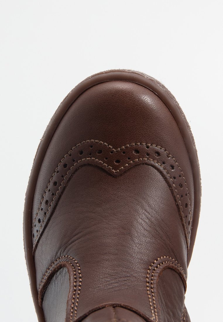 Braunes Leder Schuh mit runder Zehenform, ausgestattet mit Brogue-Details und dekorativen Perforationen entlang der Kanten. Glatte Textur und langlebige Sohle.