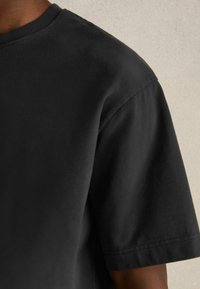 Reiss REGULAR FIT - NOMO GARMENT-DYED - Paprasti marškinėliai - washed black