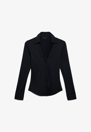 Camicia nera a maniche lunghe con scollo a V profondo e chiusura frontale con bottoni, realizzata in tessuto liscio. Presenta un colletto strutturato e un design aderente.