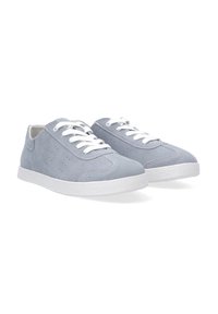 Helle blaue Wildledersneaker mit weißen Schnürsenkeln, die auf den Seiten über Perforierungen verfügen und eine weiße Gummisohle besitzen. Einfaches, minimalistisches Design.