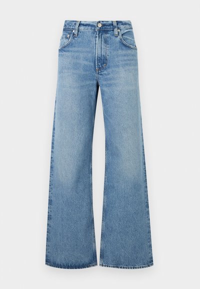 Ανοιχτό μπλε τζιν παντελόνια με ψηλή μέση και φαρδύ πόδι, με κουμπί και τσέπες μπροστά, απλωμένα σε λευκό φόντο.