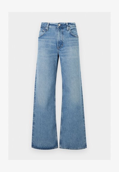 Ανοιχτό μπλε τζιν παντελόνια με ψηλή μέση και φαρδύ πόδι, με κουμπί και τσέπες μπροστά, απλωμένα σε λευκό φόντο.