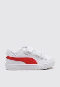 Sneaker bianca con logo Puma rosso, doppie fascette in velcro, texture perforata e punta arrotondata. Presenta una suola in gomma e un collo imbottito.
