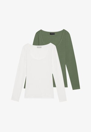 Du mėgstamiausi ilgomis rankovėmis marškiniai, vienas baltas, kitas alyvuogių spalvos. Abu turi apvalius iškirpimus. Baltas marškinys yra vien tik vienspalvis, tuo tarpu žalias turi raštuotą tekstūrą.