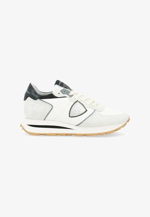 Hvide ruskinds sneakers med grå accent, perforeret design og reflekterende detalje. Har en gummigummisål og hvide snørebånd.