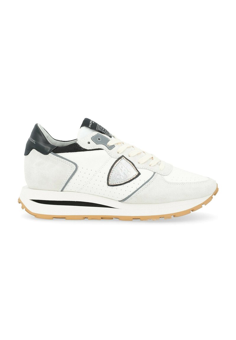 Sneakers bianchi in suede con un accento grigio, design perforato e un dettaglio riflettente. Dotati di una suola in gomma e lacci bianchi.
