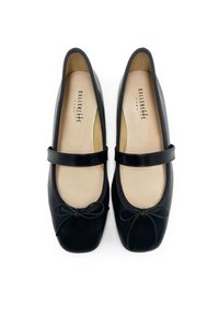 Bailarinas negras con punta redonda, acabado satinado, tira fina en el empeine y pequeño lazo decorativo en la parte frontal. Forro interior suave.