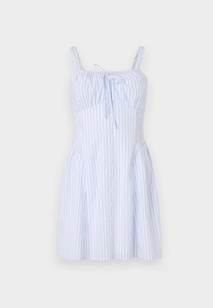 Stripet kjole i lys blå og hvit, med tynne stropper, en knytning ved halslinjen, og knapper nedover foran. Teksturliknende stoff med en tettsittende liv.