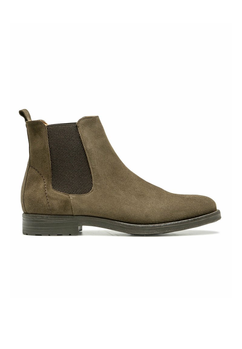 Bottines Chelsea en suède vert olive avec des panneaux latéraux élastiques et une languette, dotées d'un bout arrondi et d'un petit talon empilé.