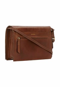 Borsa a tracolla in pelle marrone con chiusura a patta, tracolla regolabile, tasca zip frontale e branding discreto. Texture liscia e forma rettangolare.