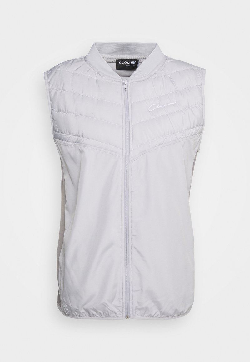 Hellgraue ärmellose Weste mit gesteppter Textur, Reißverschluss vorne und geripptem Kragen. Verfügt über dezente Logo-Stickerei auf der Brust.