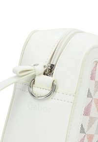 Bolso de cuero sintético blanco con un cierre de cremallera plateado, un detalle de anillo en el hardware y un diseño lateral estampado en tonos suaves de rosa y gris.