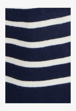 Marineblauwe stof met vier horizontale golvende witte strepen, de textuur lijkt zacht en pluizig.