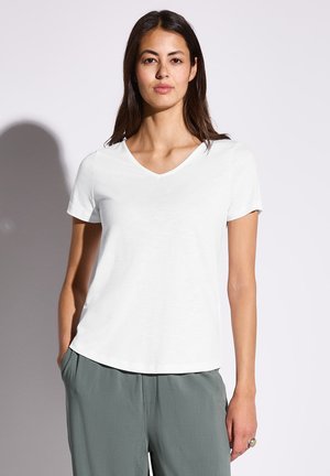 Weißes T-Shirt mit kurzen Ärmeln und V-Ausschnitt, aus leichtem Stoff gefertigt, mit entspannter Passform und leicht abgerundetem Saum.