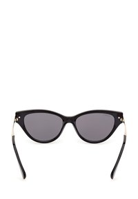 Gafas de sol negras con forma de ojo de gato, lentes oscuros, montura de plástico brillante y finos acentos metálicos en oro en las patillas.