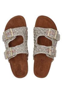 To par sandaler i tan med vævede sølvremme, der har to guldspænder, og en blød fodseng i brunt suede. Uden hæl.