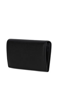 Fekete bőr háromhajtós tárca, tiszta varrással, enyhén megdöntött helyzetben, fehér háttéren.